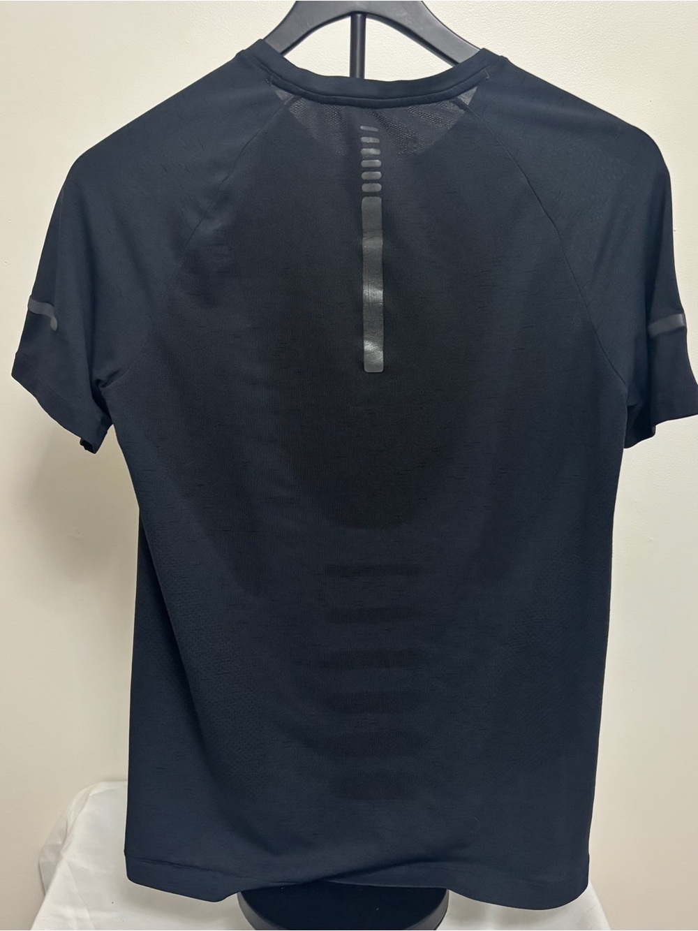 Under Armour Black Short Sleeve Athletic Crew Neck Tee - Picture 3 of 4
